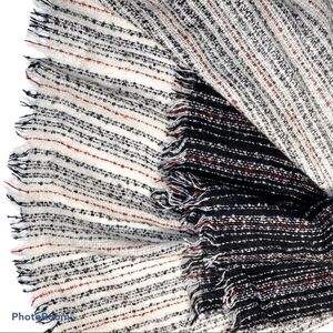 NWT STEVE MADDEN SOFT WHITE BLACK BLANKET WRAP SCARF ONE SIZE